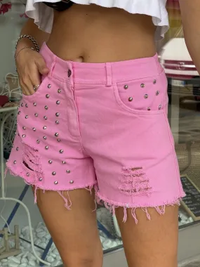 Shorts fucsia strappati con borchie a piramide