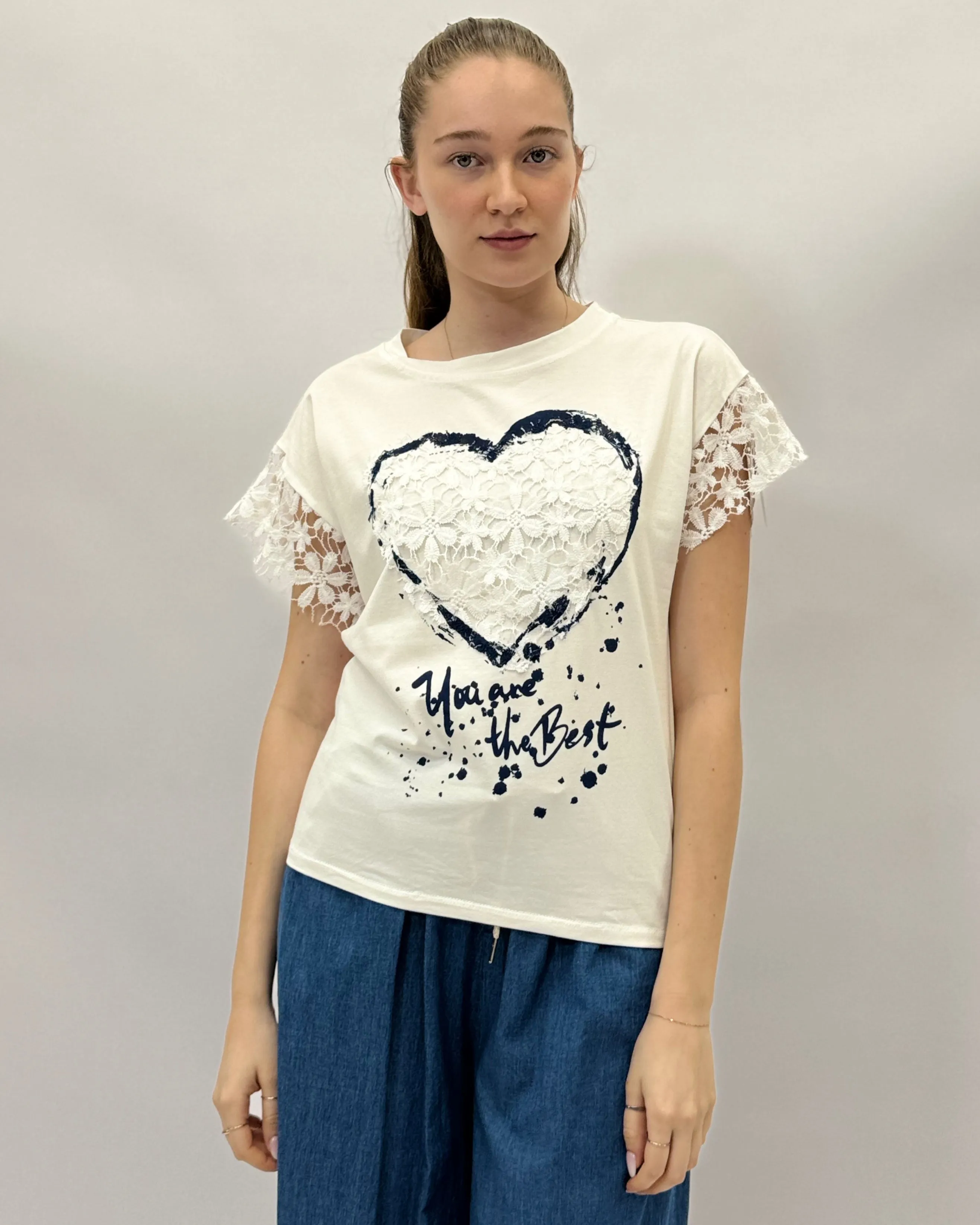 T-shirt con cuore e maniche in pizzo