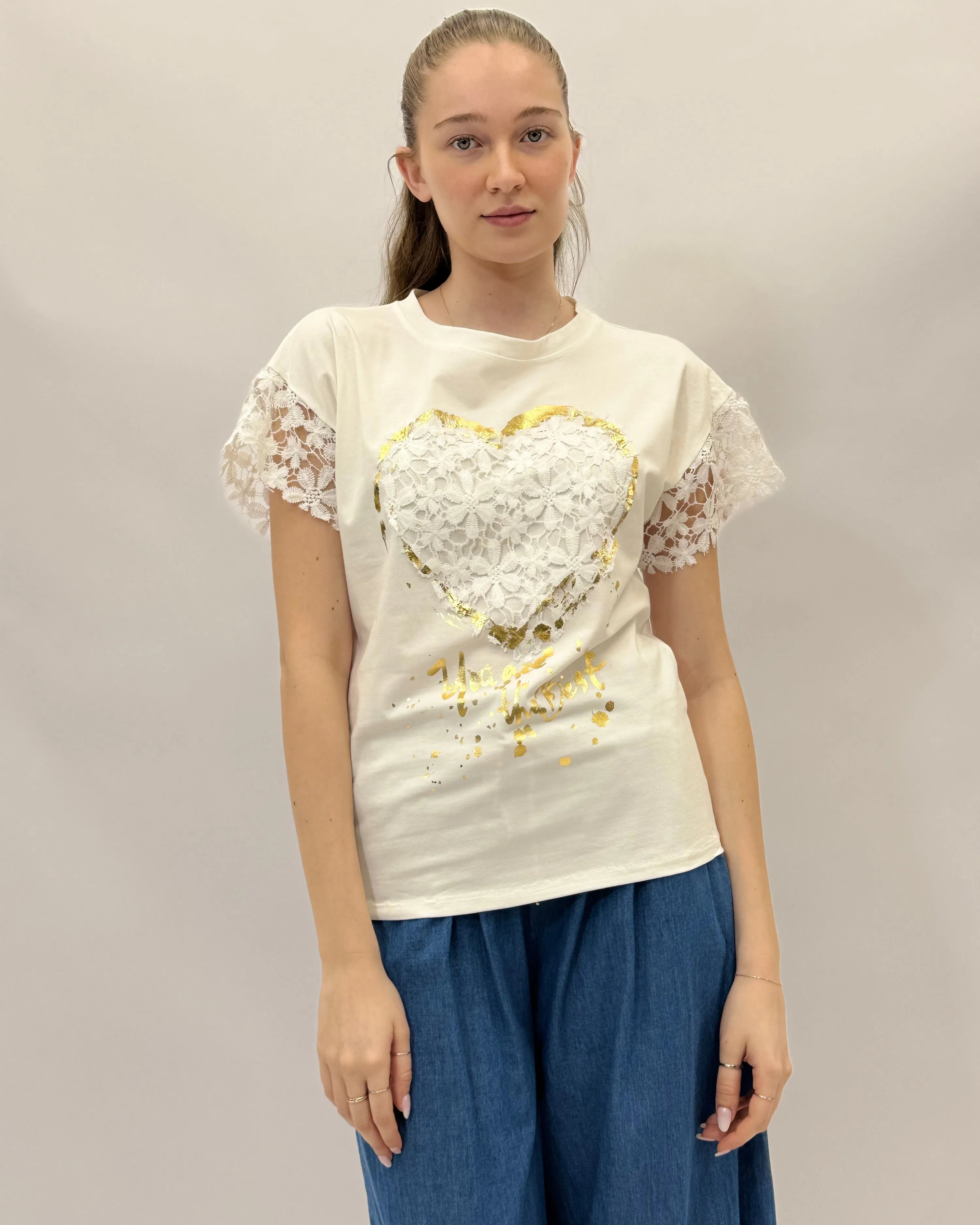 T-shirt con cuore e maniche in pizzo