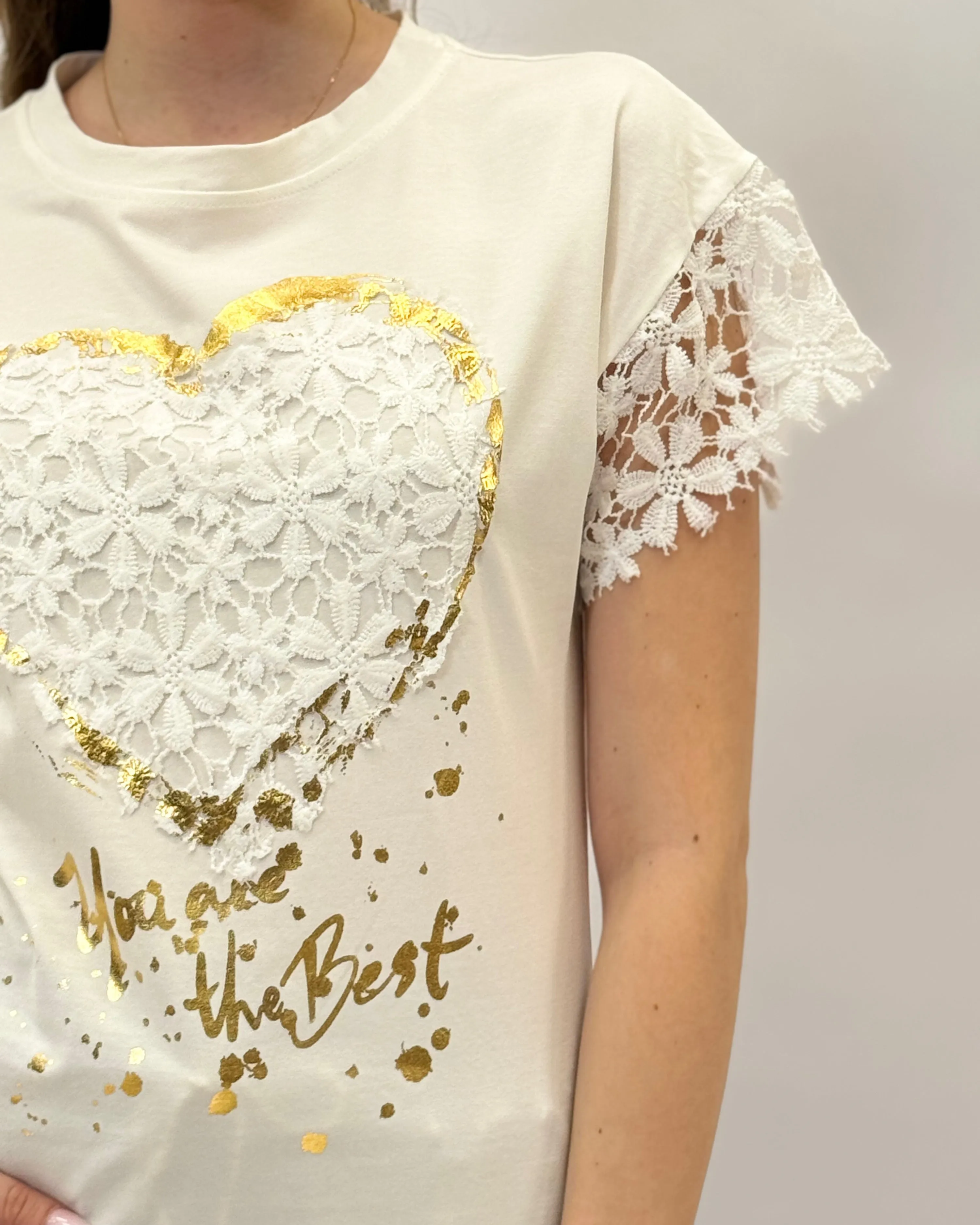 T-shirt con cuore e maniche in pizzo