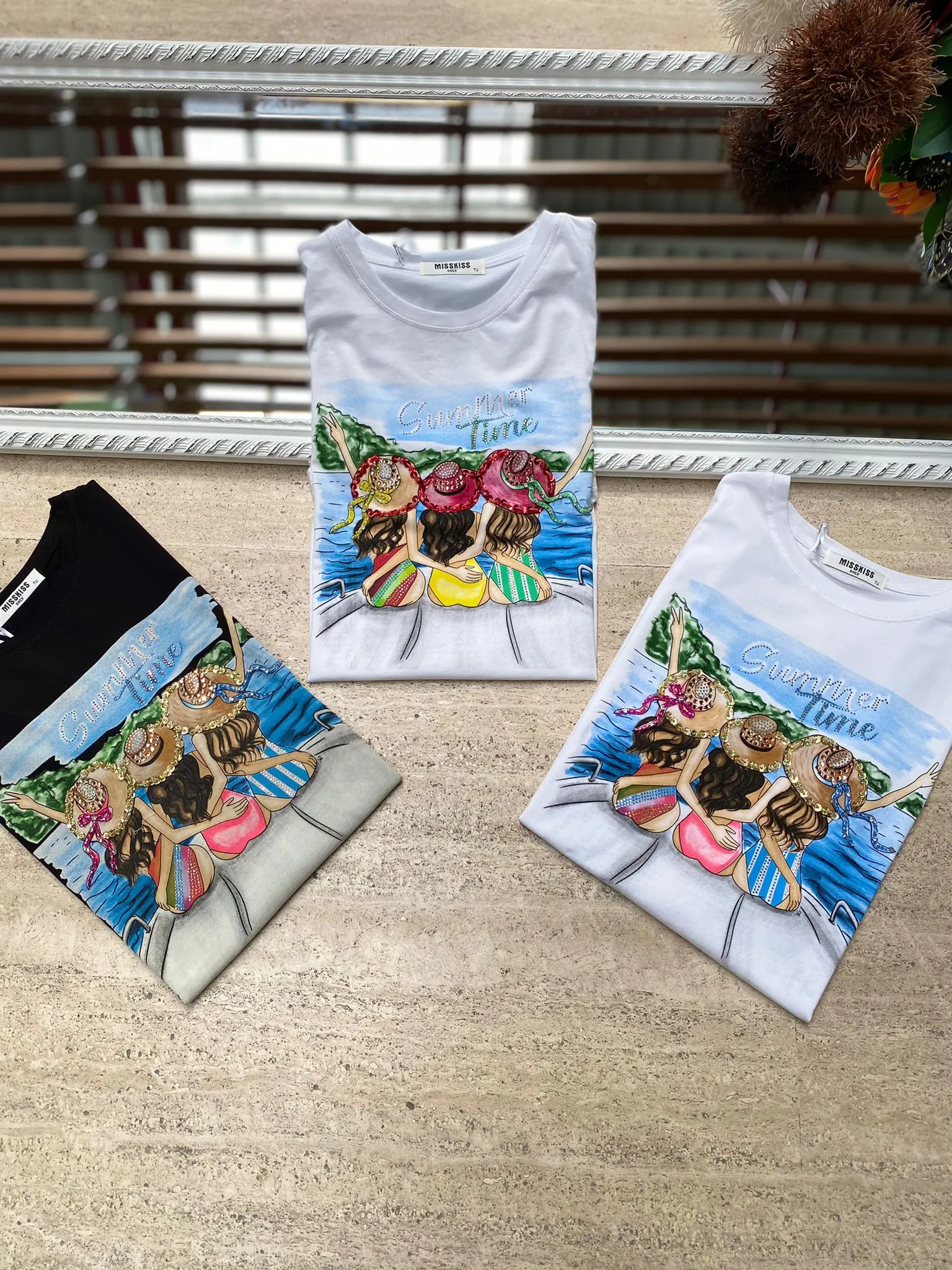 T-shirt in cotone con fantasia spiaggia