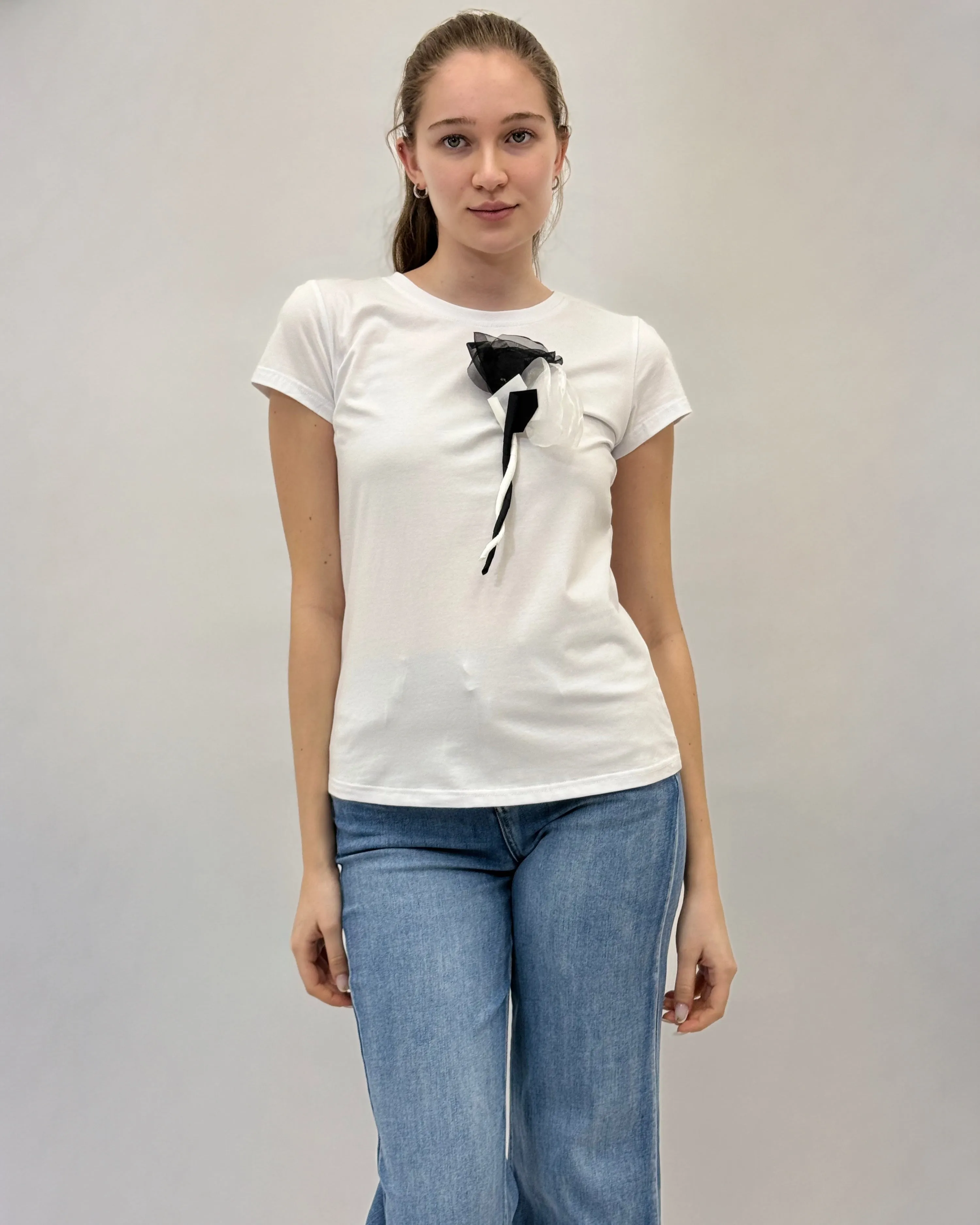 T-shirt in cotone con spilla fiore